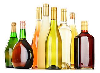 瓶上白色孤立的什錦含酒精飲料 品味、文化與社交的交融